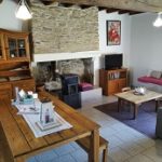 Salon et cuisine du gîte avec poele à bois