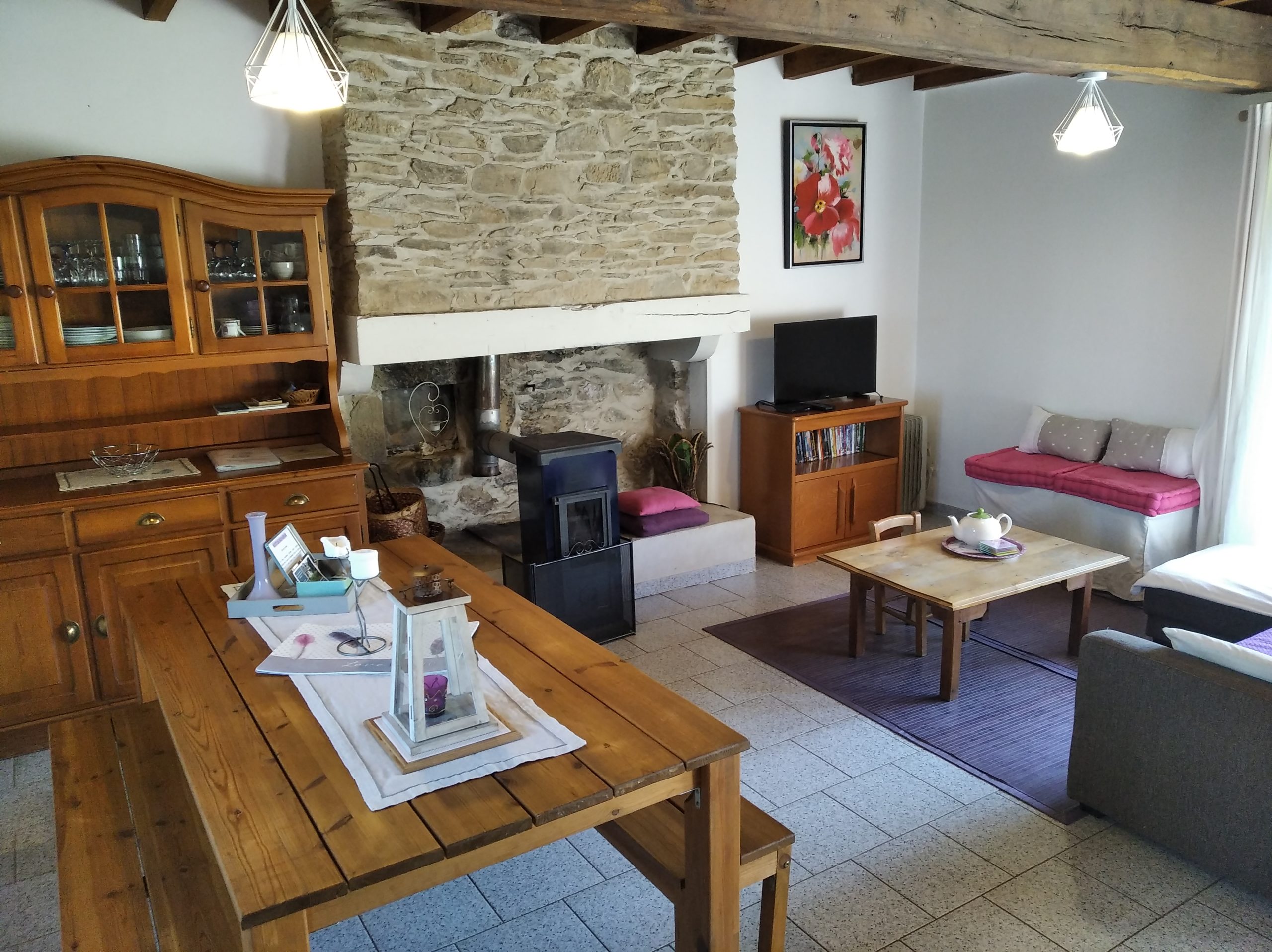 Intérieur chaleureux d’un gîte des Granges de la Hulotte dans les Hautes-Pyrénées