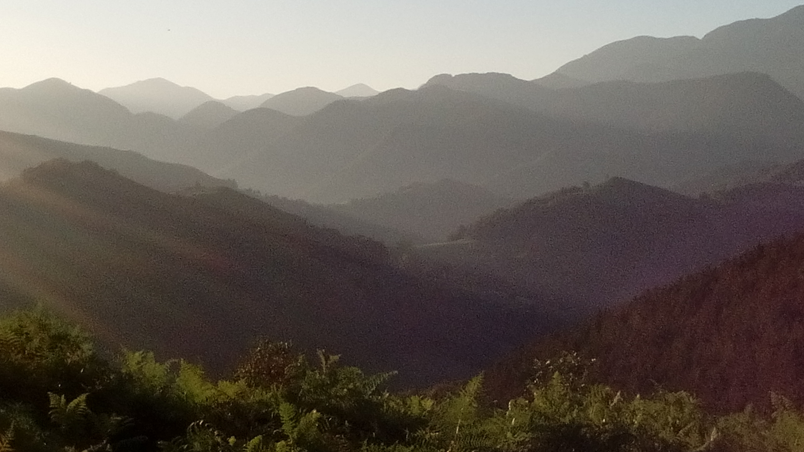 Les Granges de la Hulotte face aux montagnes des Hautes-Pyrénées