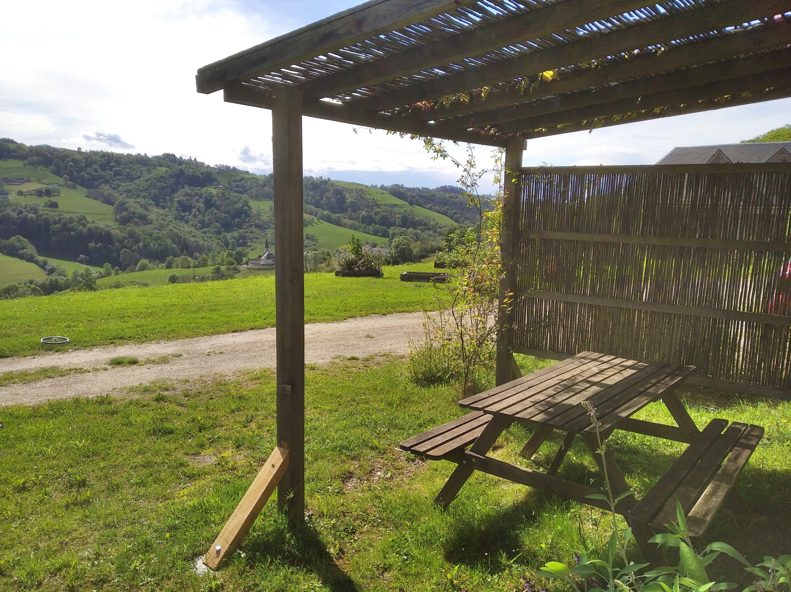 Außenbereich und Natur rund um das Ferienhaus Les Mésanges