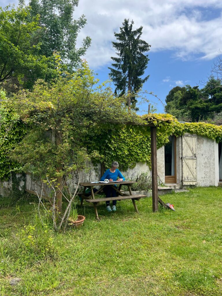Ruhiger Moment im Garten von Les Granges de la Hulotte